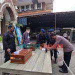 Foto: Polrestabes Surabaya, saat mengadakan simulasi pengamanan di Gereja Katolik Kelahiran Santa Perawan Maria di Jalan Kepanjen Surabaya.