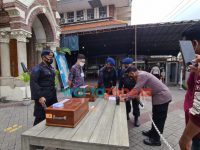 Foto: Polrestabes Surabaya, saat mengadakan simulasi pengamanan di Gereja Katolik Kelahiran Santa Perawan Maria di Jalan Kepanjen Surabaya.
