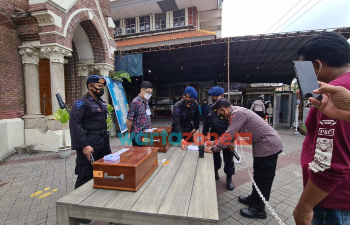 Foto: Polrestabes Surabaya, saat mengadakan simulasi pengamanan di Gereja Katolik Kelahiran Santa Perawan Maria di Jalan Kepanjen Surabaya.