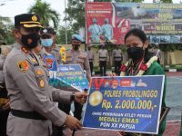 Foto: Kapolres Probolinggo, saat memberikan apresiasi atlet berprestasi yang mewakili Provinsi Jawa Timur di ajang Pekan Olahraga Nasional (PON) XX tahun 2021 di Papua.