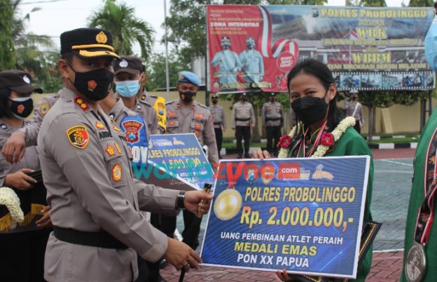 Foto: Kapolres Probolinggo, saat memberikan apresiasi atlet berprestasi yang mewakili Provinsi Jawa Timur di ajang Pekan Olahraga Nasional (PON) XX tahun 2021 di Papua.