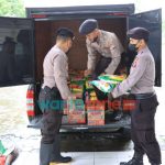 Foto: Tim Polres Jember, saat menyetahkan bantuan sosial kepada warga terdampak banjir di Kecamatan Semboro, Kabupaten Jember.