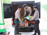 Foto: Tim Polres Jember, saat menyetahkan bantuan sosial kepada warga terdampak banjir di Kecamatan Semboro, Kabupaten Jember.