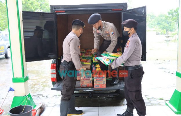 Foto: Tim Polres Jember, saat menyetahkan bantuan sosial kepada warga terdampak banjir di Kecamatan Semboro, Kabupaten Jember.