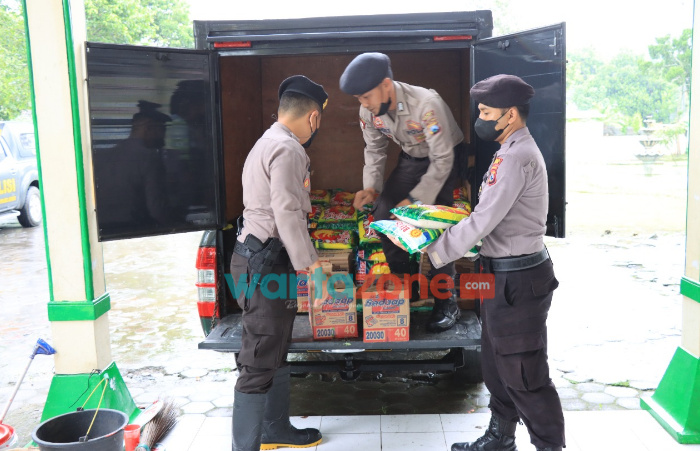 Foto: Tim Polres Jember, saat menyetahkan bantuan sosial kepada warga terdampak banjir di Kecamatan Semboro, Kabupaten Jember.