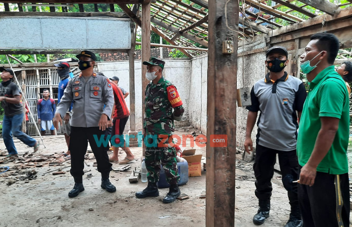 Foto: Tim Polsek Jambon bersama 3 Pilar saat membantu renovasi rumah warga tak layak huni.