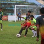 Caption: Para pemain Persid Jember dan PSIL Lumajang saat bertanding di Stadion Notohadinegoro, Senin (22/11/2021).