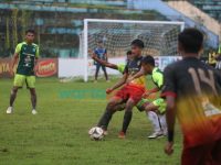 Caption: Para pemain Persid Jember dan PSIL Lumajang saat bertanding di Stadion Notohadinegoro, Senin (22/11/2021).