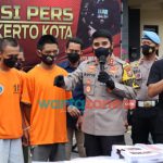 Foto: Kapolresta Mojokerto, AKBP Rofiq Ripto Himawan, saat menggelar Konferensi Pers Tindak Pidana Penggelapan Dalam Jabatan Atau Penipuan Atau Penggelapan di Halaman Polres Mojokerto Kota.