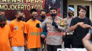 Foto: Kapolresta Mojokerto, AKBP Rofiq Ripto Himawan, saat menggelar Konferensi Pers Tindak Pidana Penggelapan Dalam Jabatan Atau Penipuan Atau Penggelapan di Halaman Polres Mojokerto Kota.