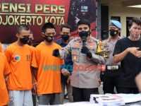 Foto: Kapolresta Mojokerto, AKBP Rofiq Ripto Himawan, saat menggelar Konferensi Pers Tindak Pidana Penggelapan Dalam Jabatan Atau Penipuan Atau Penggelapan di Halaman Polres Mojokerto Kota.