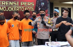 Foto: Kapolresta Mojokerto, AKBP Rofiq Ripto Himawan, saat menggelar Konferensi Pers Tindak Pidana Penggelapan Dalam Jabatan Atau Penipuan Atau Penggelapan di Halaman Polres Mojokerto Kota.