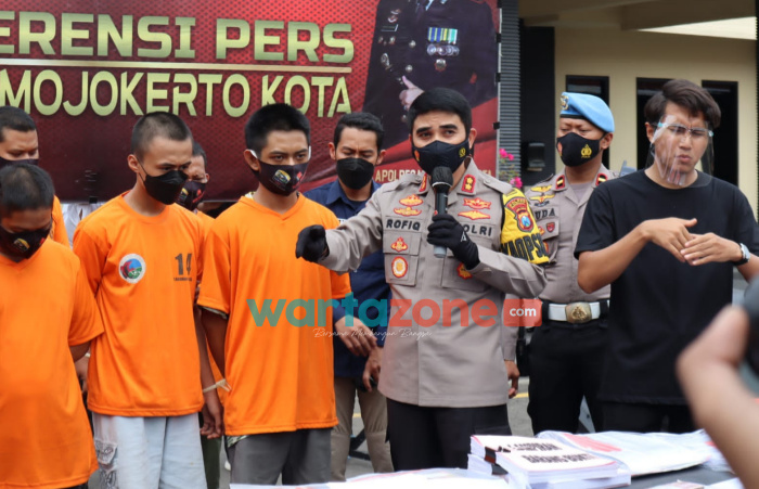 Foto: Kapolresta Mojokerto, AKBP Rofiq Ripto Himawan, saat menggelar Konferensi Pers Tindak Pidana Penggelapan Dalam Jabatan Atau Penipuan Atau Penggelapan di Halaman Polres Mojokerto Kota.