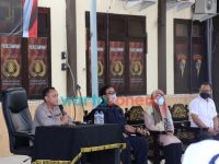 Foto: Kapolres Sampang, AKBP Arman, saat berdiskusi bersama sukarelawan vaksinator Covid-19 dari mahasiswi Akbid Graha Husada Sampang – Madura.