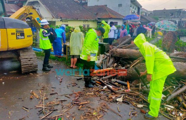 Foto: Tim siaga bencana Polres Batu, saat melaksanakan pembersihan material kayu penyebab meluapnya sungai Ledok di Dusun Banaran, Desa Bumiaji, Kecamatan Bumiaji, Kota Batu.