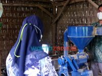 Foto: Koordinator Pendamping Pelaksanaan Desa Berinovasi Uniba Madura Nurlaily, saat melakukan pendampingan realisasi program Kementerian Riset dan Teknologi atau Badan Riset dan Inovasi Nasional (BRIN), di Desa Aengmerah, Kecamatan Batu Putih.