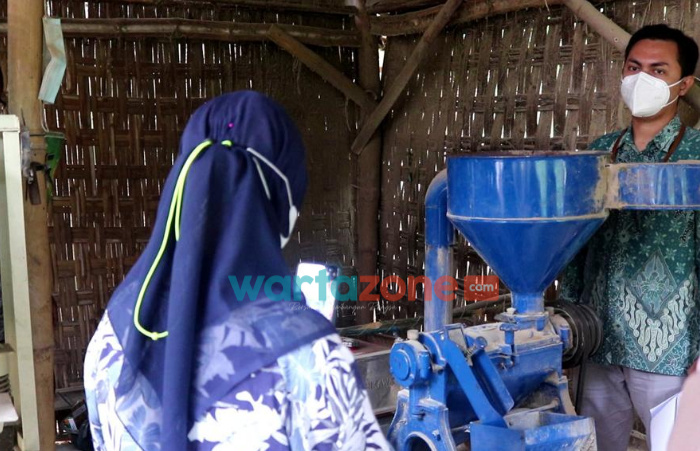Foto: Koordinator Pendamping Pelaksanaan Desa Berinovasi Uniba Madura Nurlaily, saat melakukan pendampingan realisasi program Kementerian Riset dan Teknologi atau Badan Riset dan Inovasi Nasional (BRIN), di Desa Aengmerah, Kecamatan Batu Putih.