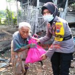 Foto: Polwan yang betugas sebagai Bhabinkamtibmas desa Wringinanom, saat menyambangi rumah janda lansia.