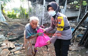 Aksi Nyata, Polwan Peduli Janda Lansia