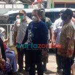 Foto: Bupati Jember, Hendy Siswanto, saat meninjau pelaksaan vaksinasi di Lingkungan Sumberdandang, Kelurahan Kebonsari, Kecamatan Sumbersari.