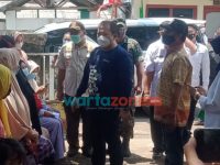Foto: Bupati Jember, Hendy Siswanto, saat meninjau pelaksaan vaksinasi di Lingkungan Sumberdandang, Kelurahan Kebonsari, Kecamatan Sumbersari.
