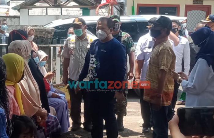 Foto: Bupati Jember, Hendy Siswanto, saat meninjau pelaksaan vaksinasi di Lingkungan Sumberdandang, Kelurahan Kebonsari, Kecamatan Sumbersari.