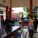 Foto: Kapolres Sumenep, AKBP Rahman Wijaya mendampingi Dansat Brimob Polda Jatim melakukan pengecekan kesiapan BKO Personel pengamanan Pilkades ke sejumlah kecamatan.