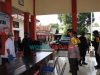 Foto: Kapolres Sumenep, AKBP Rahman Wijaya mendampingi Dansat Brimob Polda Jatim melakukan pengecekan kesiapan BKO Personel pengamanan Pilkades ke sejumlah kecamatan.