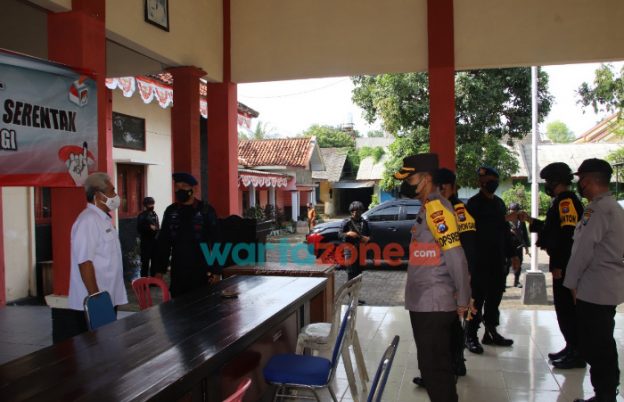 Foto: Kapolres Sumenep, AKBP Rahman Wijaya mendampingi Dansat Brimob Polda Jatim melakukan pengecekan kesiapan BKO Personel pengamanan Pilkades ke sejumlah kecamatan.