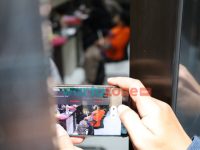 Foto: Tersangka tindak pidana perdagangan orang, saat menjalani pemeriksaan di ruang Unit III Renakta Subdit IV Ditreskrimum Polda Jatim.