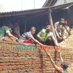 Foto: Tim jajaran Polsek Jabung, bersama para relawan, saat melaksanakan kerja bakti membersihkan dan memperbaiki rumah warga yang terdampak musibah hujan deras disertai angin kencang.