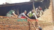 Foto: Tim jajaran Polsek Jabung, bersama para relawan, saat melaksanakan kerja bakti membersihkan dan memperbaiki rumah warga yang terdampak musibah hujan deras disertai angin kencang.