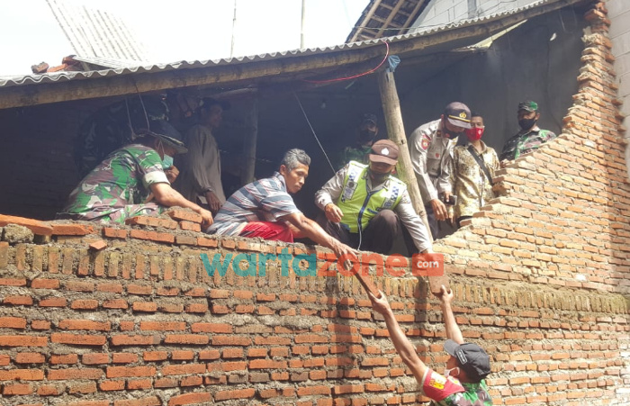 Foto: Tim jajaran Polsek Jabung, bersama para relawan, saat melaksanakan kerja bakti membersihkan dan memperbaiki rumah warga yang terdampak musibah hujan deras disertai angin kencang.