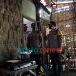 Foto: Kapolresta Mojokerto, AKBP Rofiq Ripto Himawan, saat meninjau rumah mbah Siti Badriah, yang dapat bantuan bedah rumah.