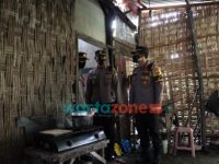 Foto: Kapolresta Mojokerto, AKBP Rofiq Ripto Himawan, saat meninjau rumah mbah Siti Badriah, yang dapat bantuan bedah rumah.