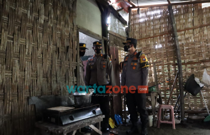 Foto: Kapolresta Mojokerto, AKBP Rofiq Ripto Himawan, saat meninjau rumah mbah Siti Badriah, yang dapat bantuan bedah rumah.