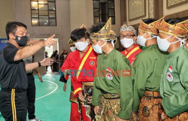 Foto: Kapolda Jatim, Irjen Pol Nico Afinta, saat upacara pembukaan turnamen Pencak Silat Remaja, Piala Kapolda Jatim, di gedung Mahameru Mapolda Jatim.