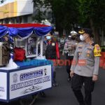 Foto: Kapolres Probolinggo Kota, AKBP Wadi Sa’bani, saat blusukan di pasar tradisional menggelar vaksinasi menggunakan gerobak.