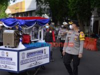 Foto: Kapolres Probolinggo Kota, AKBP Wadi Sa’bani, saat blusukan di pasar tradisional menggelar vaksinasi menggunakan gerobak.