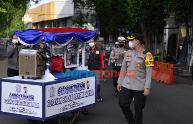 Foto: Kapolres Probolinggo Kota, AKBP Wadi Sa’bani, saat blusukan di pasar tradisional menggelar vaksinasi menggunakan gerobak.