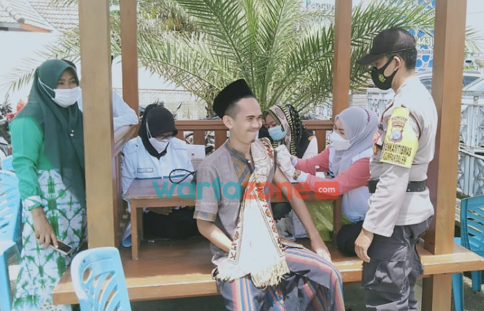 Foto: Tim PKM Desa Ngumpak Dalem, Bojonegoro dan Seksi Kedokteran Dan Kesehatan (Si Dokkes) Polres Bojonegoro, saat mendatangi Masjid di wilayah Dander.