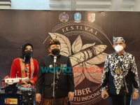 Foto: Bupati Jember, Hendy Siswanto didampingi istrinya, Ketua TP PKK Jember Kasih Fajarini, dan Ketua Panitia Festival JKCI Febrian Kahar, saat konferensi pers di Kantor Pemkab Jember.