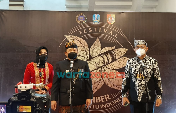 Foto: Bupati Jember, Hendy Siswanto didampingi istrinya, Ketua TP PKK Jember Kasih Fajarini, dan Ketua Panitia Festival JKCI Febrian Kahar, saat konferensi pers di Kantor Pemkab Jember.