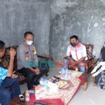 Foto: Kapolres Situbondo AKBP Ach. Imam Rifa’i, saat menjenguk penderita hidrocephalus, memberikan tali asih guna membantu meringankan beban biaya.