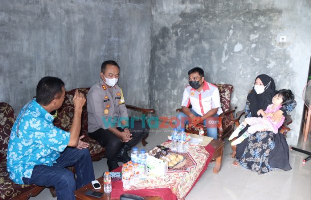 Foto: Kapolres Situbondo AKBP Ach. Imam Rifa’i, saat menjenguk penderita hidrocephalus, memberikan tali asih guna membantu meringankan beban biaya.