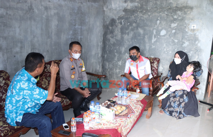 Foto: Kapolres Situbondo AKBP Ach. Imam Rifa’i, saat menjenguk penderita hidrocephalus, memberikan tali asih guna membantu meringankan beban biaya.