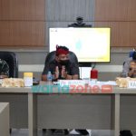 Foto: Plt Bupati Nganjuk, Marhaen Djumadi, saat memimpin rapat koordinasi lintas sektoral dalam rangka mengantisipasi lonjakan penularan Covid-19, masa libur Natal dan Tahun Baru.