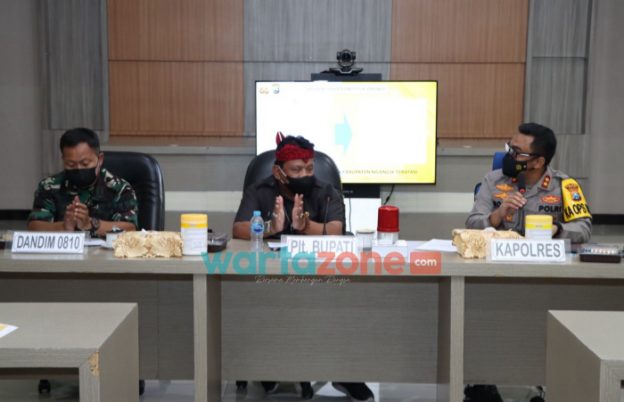Foto: Plt Bupati Nganjuk, Marhaen Djumadi, saat memimpin rapat koordinasi lintas sektoral dalam rangka mengantisipasi lonjakan penularan Covid-19, masa libur Natal dan Tahun Baru.