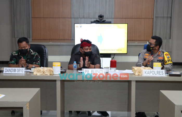 Foto: Plt Bupati Nganjuk, Marhaen Djumadi, saat memimpin rapat koordinasi lintas sektoral dalam rangka mengantisipasi lonjakan penularan Covid-19, masa libur Natal dan Tahun Baru.