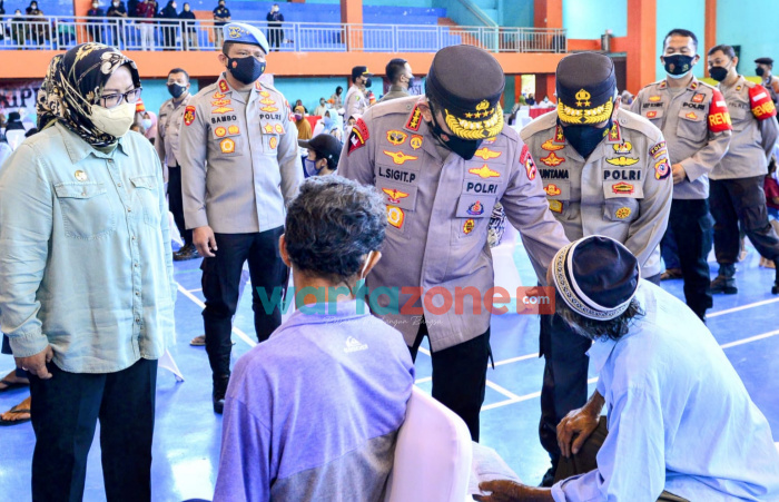 Foto: Kapolri Jenderal Listyo Sigit Prabowo, saat meninjau pelaksanaan 'Vaksinasi Serentak Indonesia' di Pusat Pengembangan (Pusbang) SDM Perhubungan, Kabupaten Bogor, Jawa Barat.